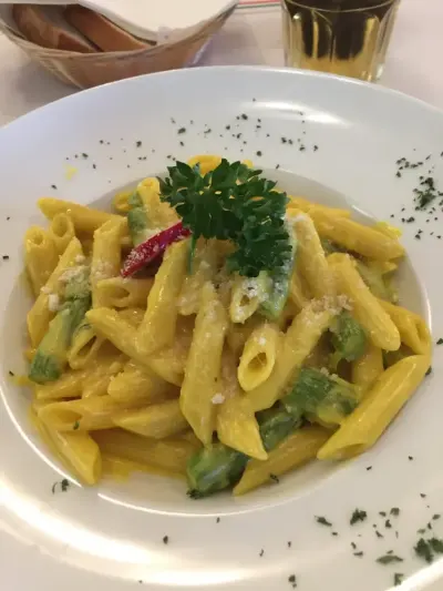 Penne al forno mit Spargel, überbackene Pasta in einer goldbraunen Käseschicht.